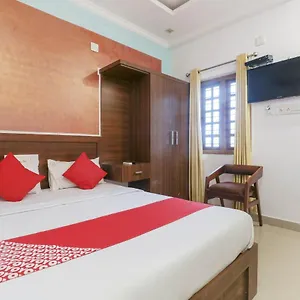 Oyo 73602 White House Hotel