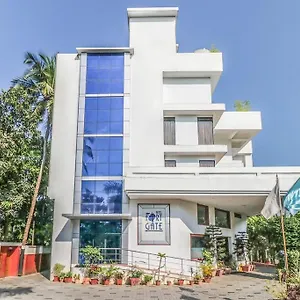 Gate & Hotel